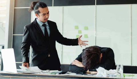 hombre-acoso-laboral-oficina-grito